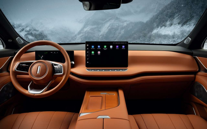 Exlantix или Wey: выбираем гибридный премиум-кроссовер