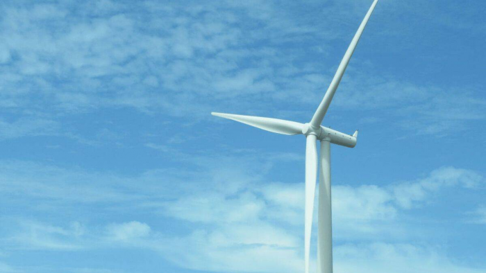 Почему лопасти ветрогенераторов вращаются так медленно
