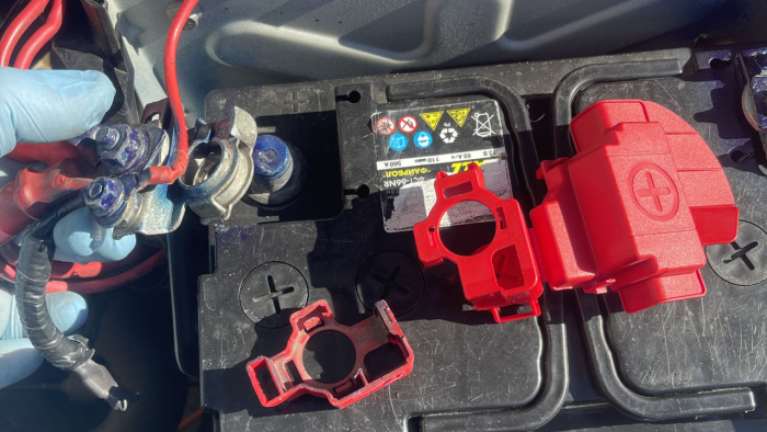 Почему после снятия клеммы аккумулятора начинают плавать обороты двигателя