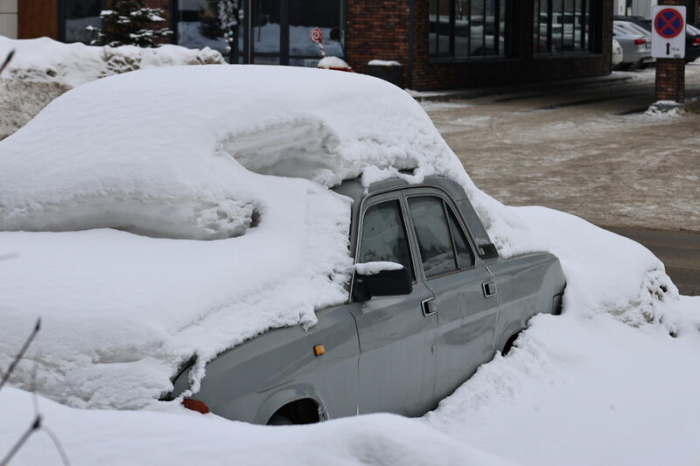 Снежное забвение. Фото барнаульских автомобилей, ставших частью зимнего пейзажа