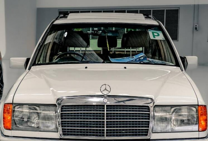 Почему на старых немецких машинах правое зеркало короче левого