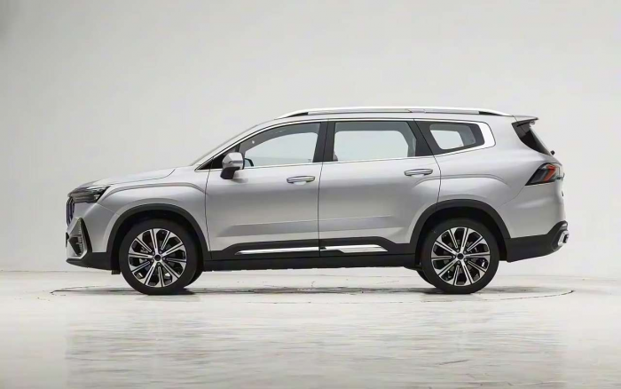 Geely выпустила обновленный кроссовер с 3 вариантами салона и ценой меньше миллиона