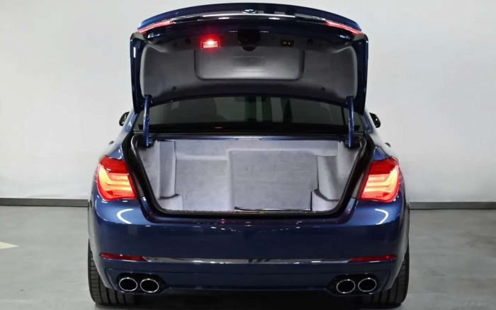 Редчайший седан продают в России: вдвое дороже новой «семерки» BMW