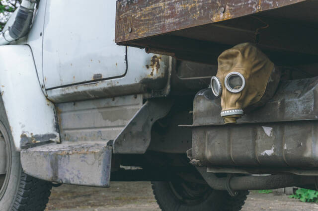Для чего водители в прошлом использовали противогаз на бензобаке грузовика