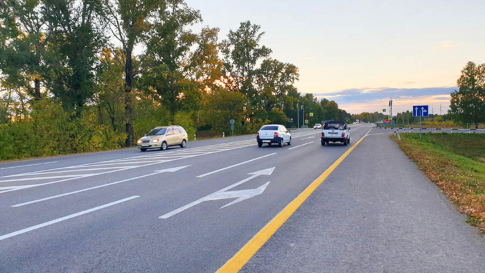 Зачем нужна жёлтая сплошная справа от дороги и будет ли штраф за наезд на неё