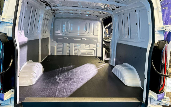 Несущий кузов, дизель, автомат: чем удивил развозной «китаец» за 3 миллиона