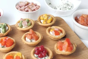 Закуска под бой курантов. 12 вариантов начинки для тарталеток на Новый год