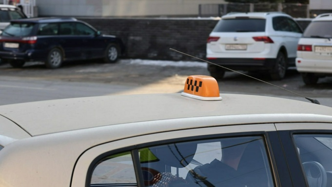 Таксопарки начали удаленно отключать машины из-за долгов водителей. Что об этом известно