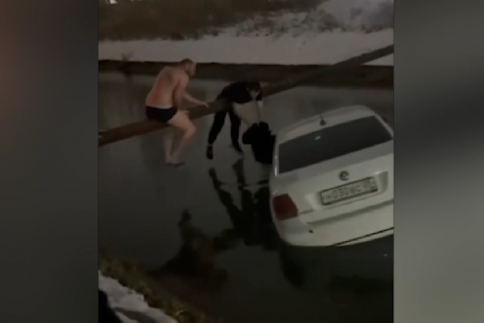 Спортсмен рассказал, как спас из тонущей машины мать и её 4-летнего сына в Махачкале