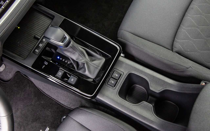 В кроссовере Corolla Cross салон стал тише, дизайн ярче, а «гибридных сил» больше