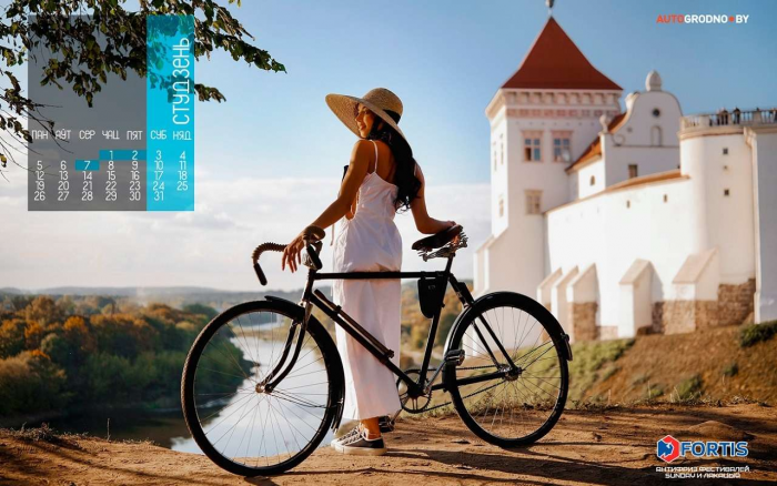 От цоканья скакунов до рева Porsche: страсть и прогресс в календаре с белорусскими красотками