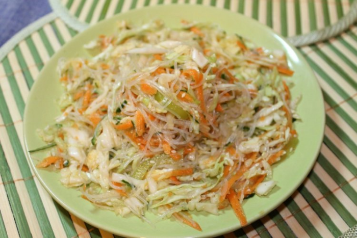 15 салатов с фунчозой и овощами, которые готовятся на скорую руку