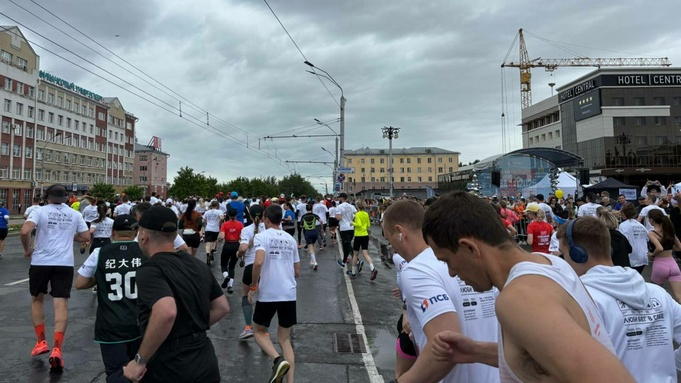 В Барнауле стартовал полумарафон "ЗаБег.РФ". Фото