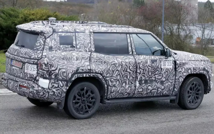 Абсолютно новый Pajero замечен на тестах: он сохранил свои внедорожные данные