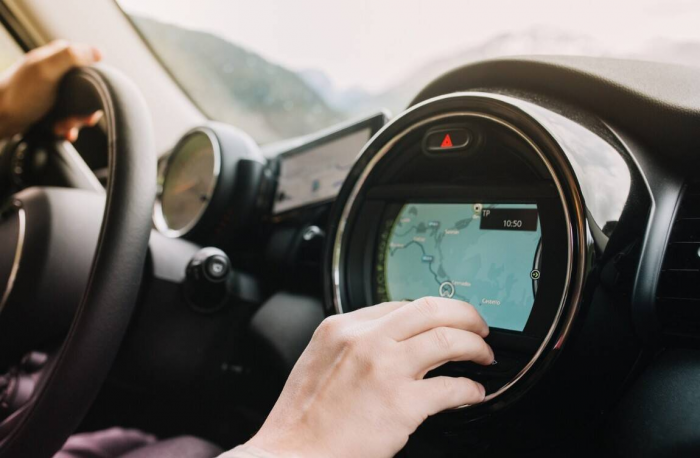 Почему скорость по навигатору отличается от спидометра и кому же из них верить?