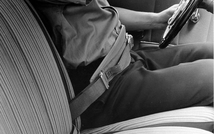 Пристегиваться за рулем раньше  не любили. И даже протестовали