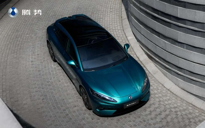 Звероподобный спорткар в формате универсала: новинка от известного бренда