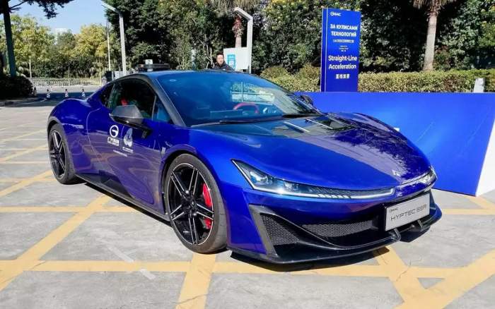 Популярный бренд привезет в Россию два добротных кроссовера и гиперкар