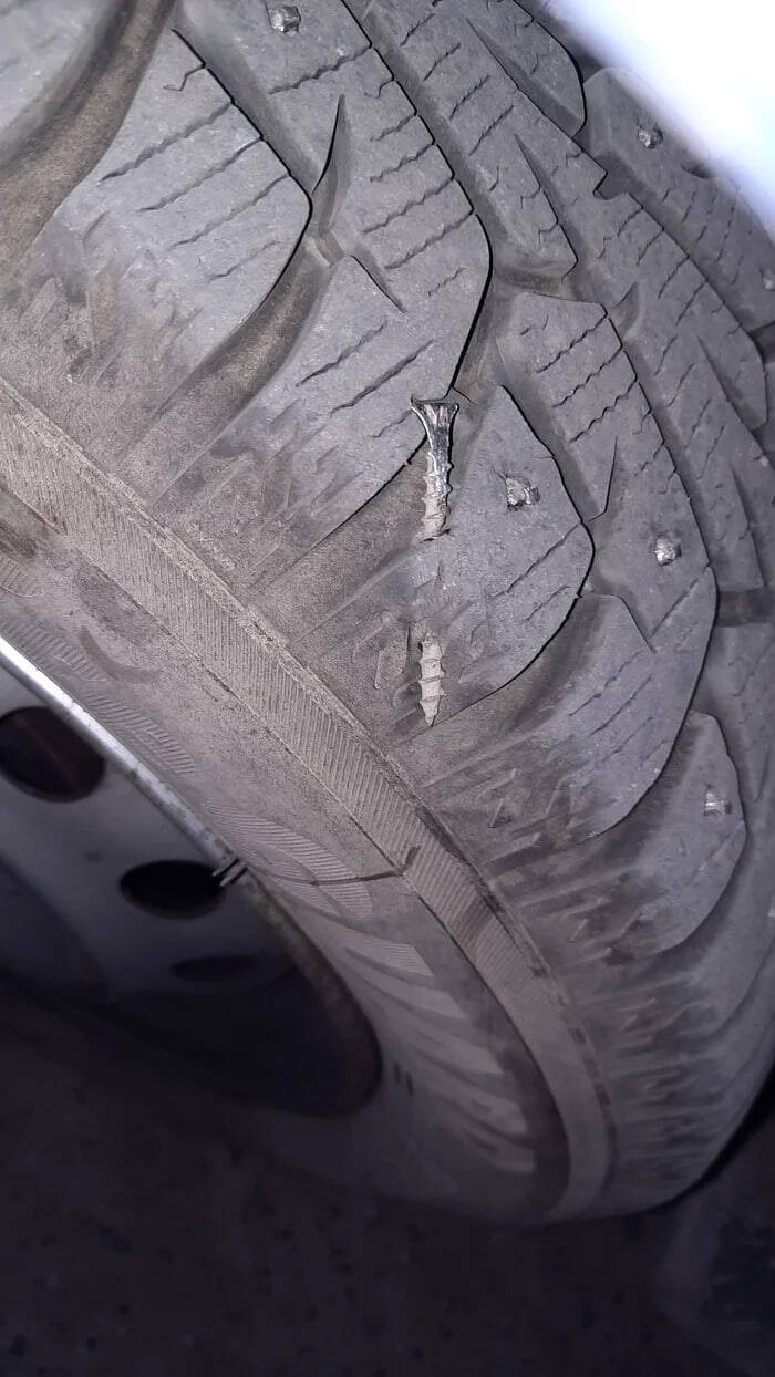 Откуда на дорогах берутся саморезы, из-за которых прокалываются шины
