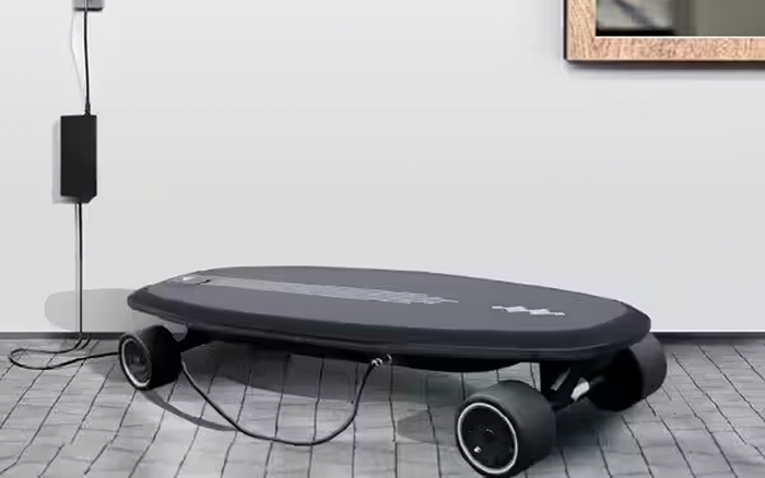 Популярный автобренд выпустил интересный электроскейтборд с рулем