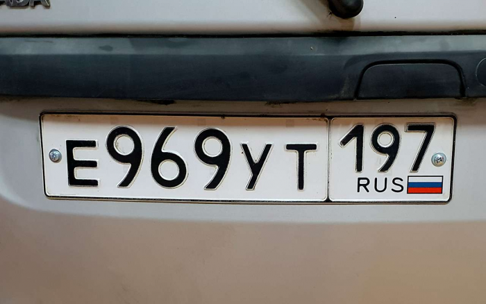 Как закрепить номерной знак на китайском автомобиле и не получить штраф?