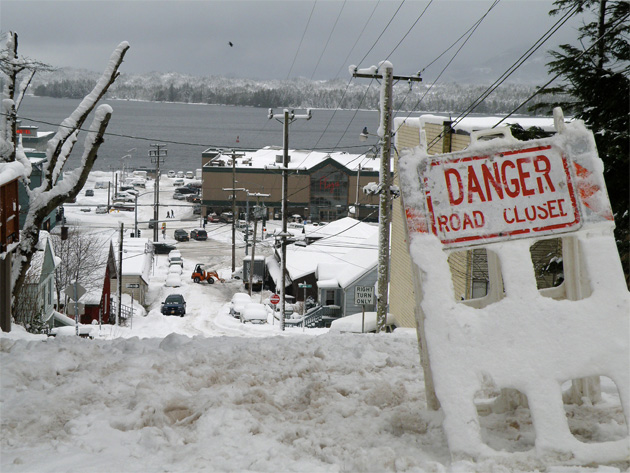 Мужчина на Аляске застрял в снежном заносе и 3 дня выживал на 3 банках пива