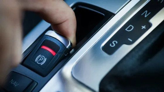 Автоинструктор раскрыл, чем электронный ручник опаснее и хуже обычного стояночного тормоза