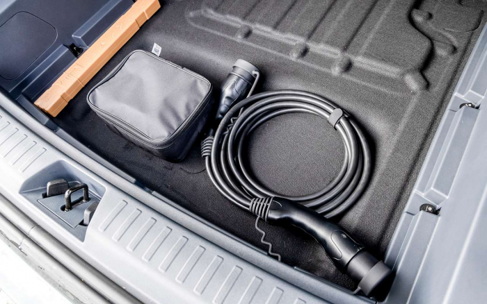 Передний привод, атмосферник и электромотор: испытали новый Geely