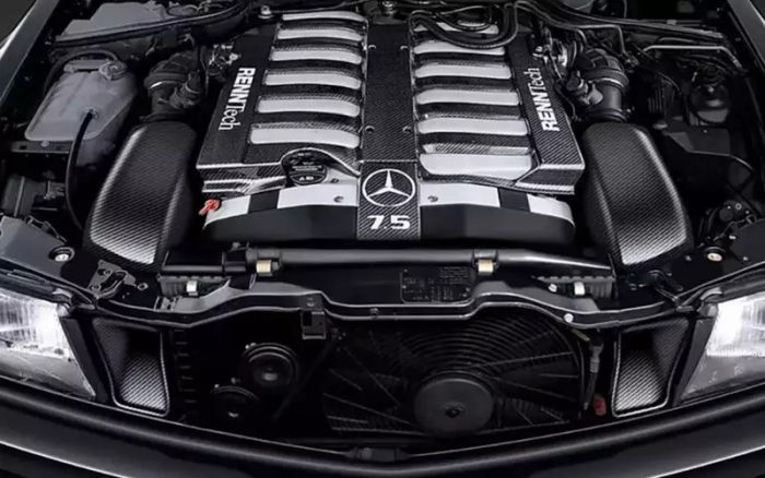 Тюнеры возродили культовый Мерседес и оснастили его мотором от суперкара