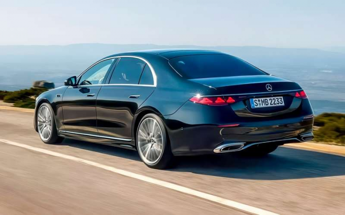 Тканевый салон и физические кнопки: чем удивил рестайлинговый Мерседес-S класса?