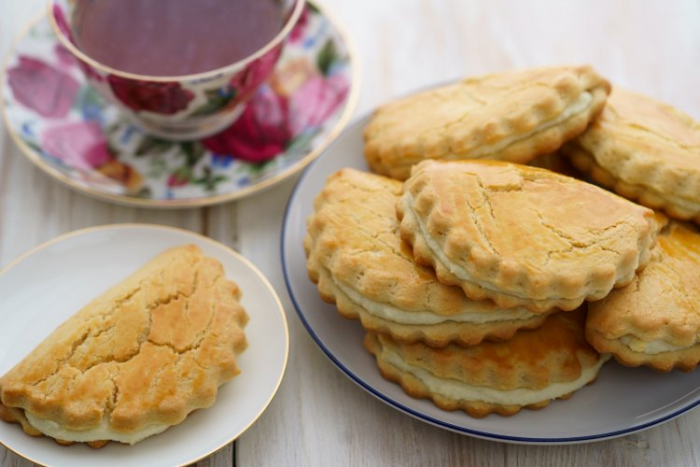 Иногда так хочется чего-то домашнего, как у бабушки или хотя бы как в школьной столовой – и вот тут сочники подходят просто идеально