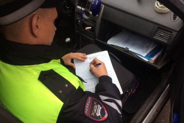 Три документа, которые водитель не обязан показывать сотруднику ДПС, даже если требуют