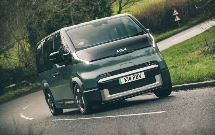 В новом Kia водитель садится не с той стороны: объясняем почему