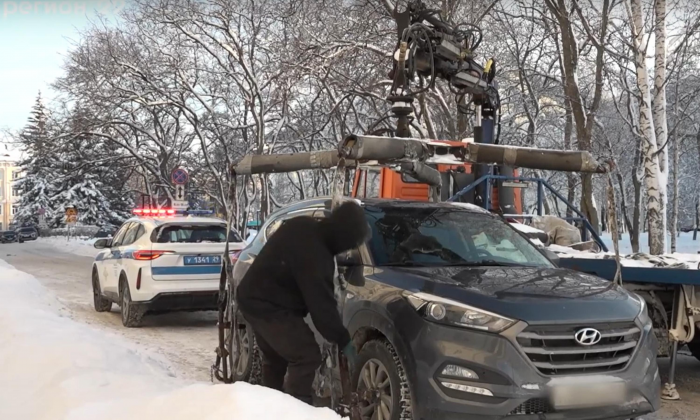 На улице Норицына в Архангельске водители массово паркуются под знаком «Остановка запрещена»