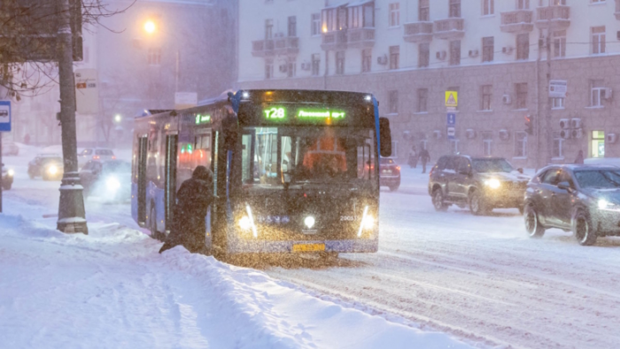 Изменения маршрутов и задержки городского транспорта, 9-балльные пробки, отмена авиарейсов: последствия снегопада в Москве