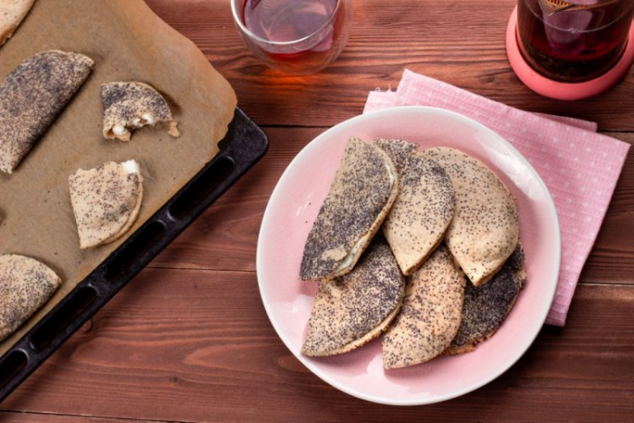 Иногда так хочется чего-то домашнего, как у бабушки или хотя бы как в школьной столовой – и вот тут сочники подходят просто идеально