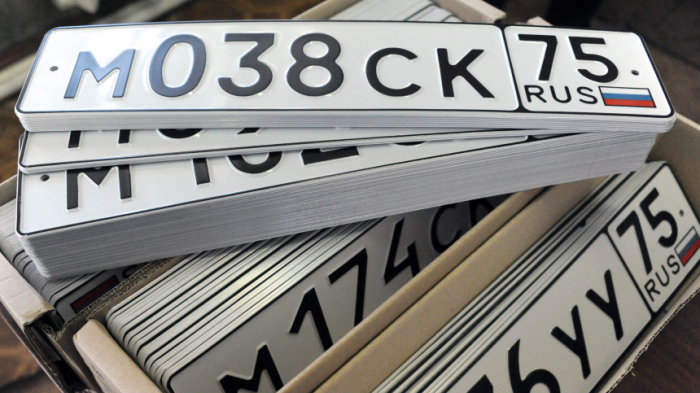 Автомобилистам без флага РФ на номере грозит штраф