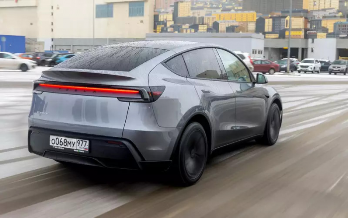 Круглый руль и сливная пробка в багажнике: чем удивил самый популярный электромобиль в мире