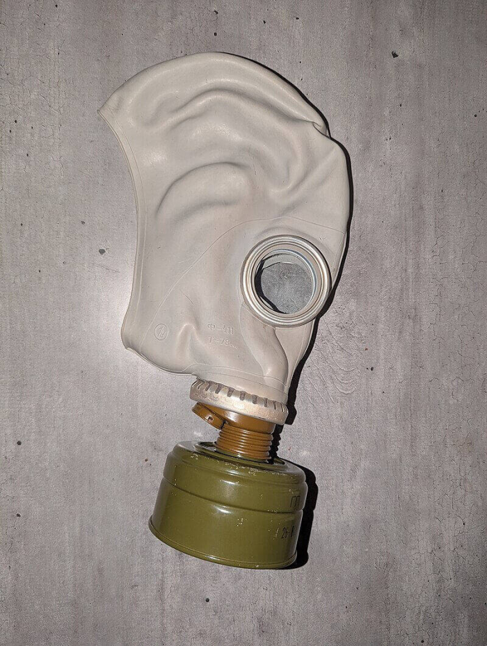 Для чего водители в прошлом использовали противогаз на бензобаке грузовика