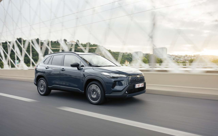 В кроссовере Corolla Cross салон стал тише, дизайн ярче, а «гибридных сил» больше