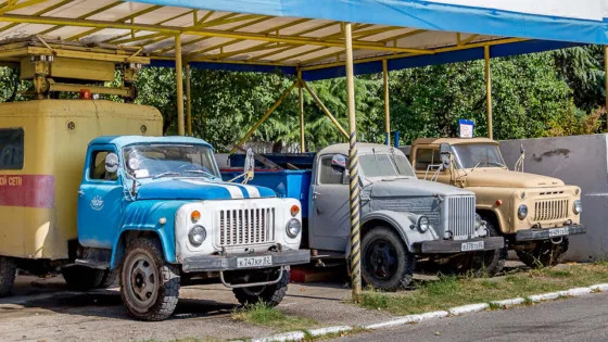 Директор автопарка раскрыл, чем отличались легендарные ГАЗ-53 и ГАЗ-52, и почему последних уже нет на дорогах