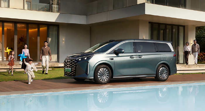 BYD представила минивэн Xia 2026: 272 гибридные лошадиные силы, комфорт бизнес-класса, холодильник, до 1163 км на баке — от 206,8 тыс. юаней (2,35 млн рублей)