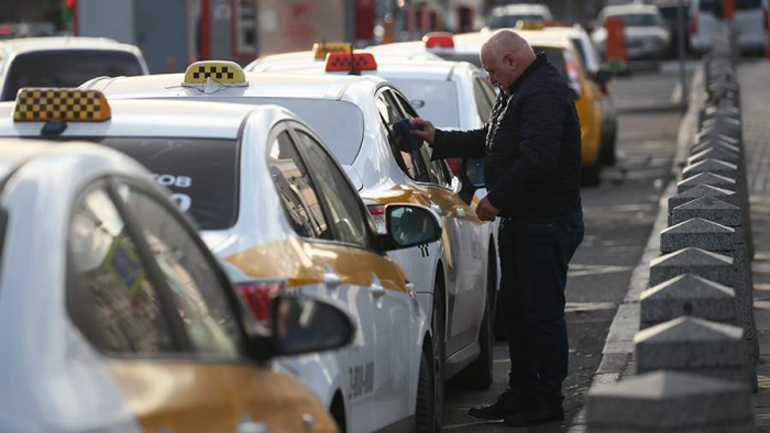 Почти половина таксистов РФ решила не менять авто из-за нового закона