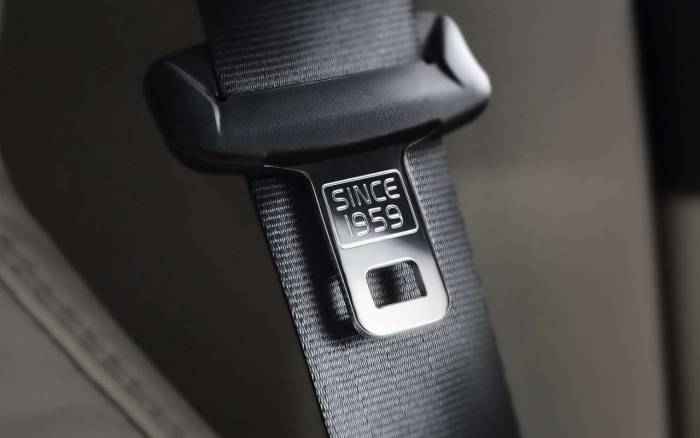 Пристегиваться за рулем раньше  не любили. И даже протестовали