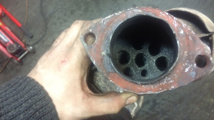 Хитрые водители стали сверлить отверстия в катализаторе, чтобы увеличить мощность двигателя