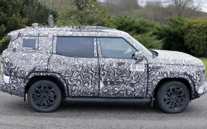 Абсолютно новый Pajero замечен на тестах: он сохранил свои внедорожные данные