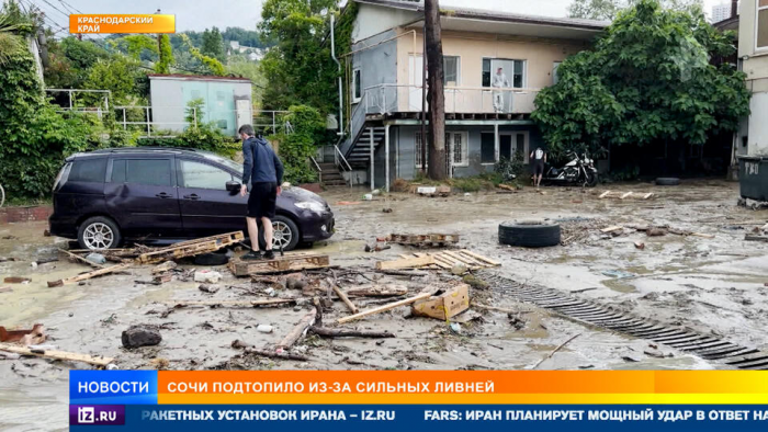 Уплывающие машины и снег в горах: в Сочи за сутки выпала месячная норма осадков
