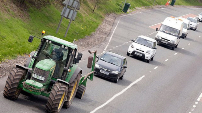 Как правильно обогнать трактор через сплошную, чтобы не нарушить ПДД