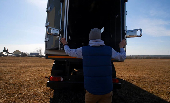 Осмотр квартиры на базе Камаза. Внутри есть даже хамам и кинотеатр