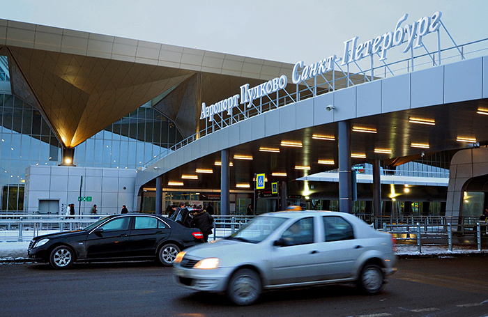 В Петербурге вступил в силу запрет нанимать мигрантов водителями такси